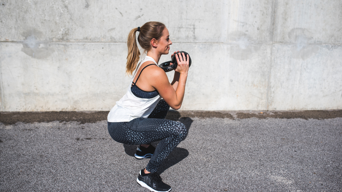Kobieta z kettlebell