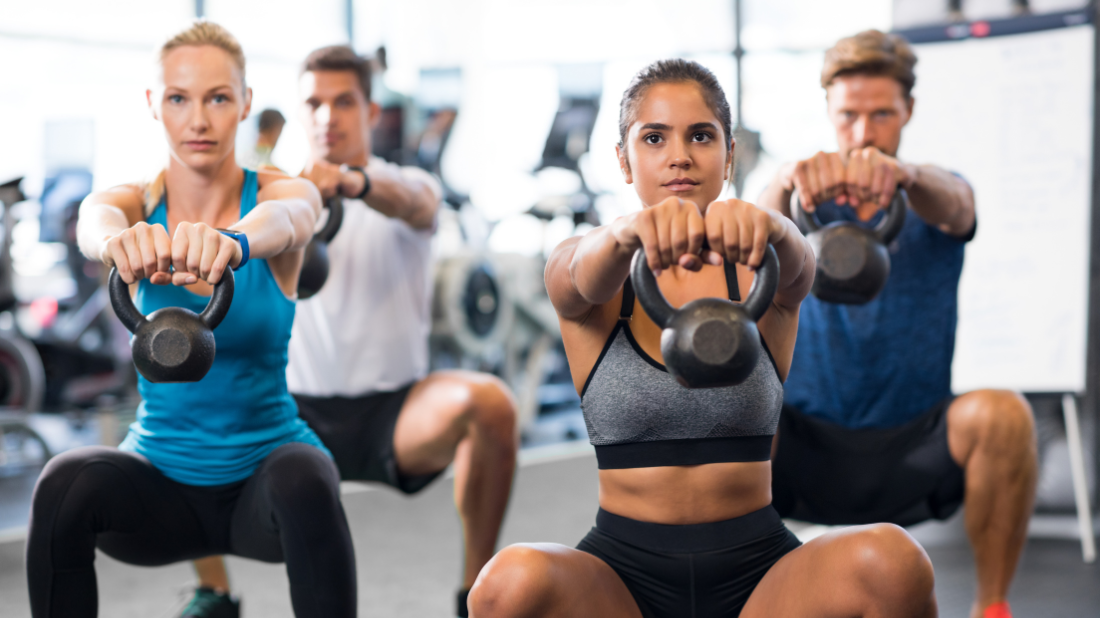 Grupa ludzi z kettlebells