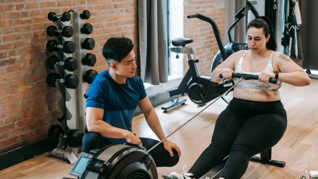 Otyła kobieta na siłowni