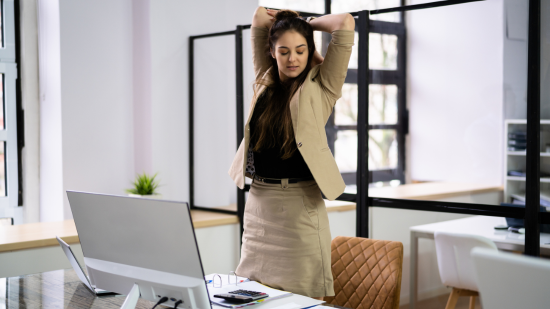 Kobieta rozciągająca się