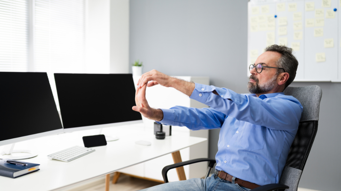 Mężczyzna rozciągający się