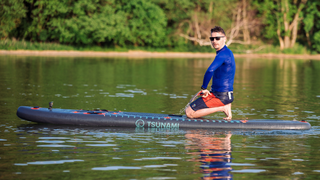 Mężczyzna na desce SUP