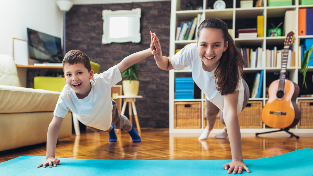 Dzieci ćwiczą w domu na macie Dzieci ćwiczą w domu na maciei