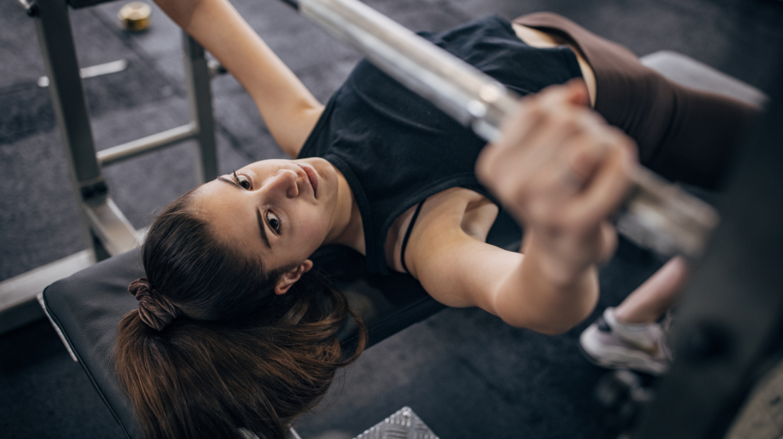 mężczyzna trenuje na orbitreku, orbitrek do domu orbitrek do domu