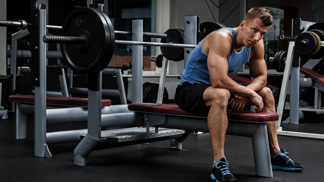 mężczyzna trenuje na orbitreku, orbitrek do domu orbitrek do domu