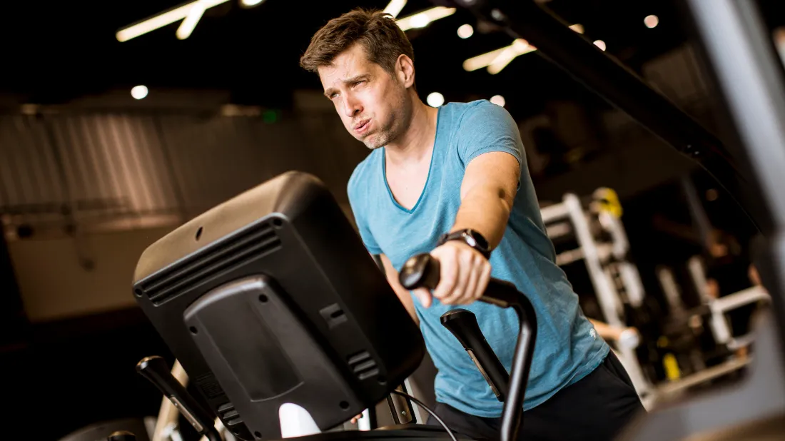 mężczyzna trenuje na orbitreku, orbitrek do domu orbitrek do domu