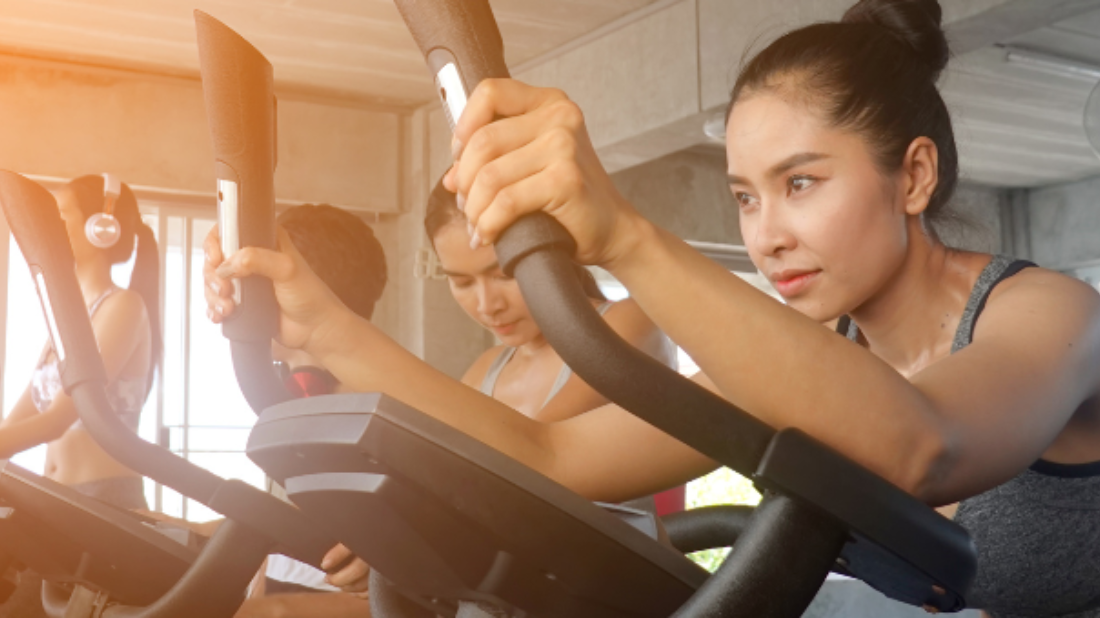 pokochaj-indoor-cycling-5-powodow-aby-zaczac-trening-na-rowerku-stacjonarnym co zabrać pod namiot