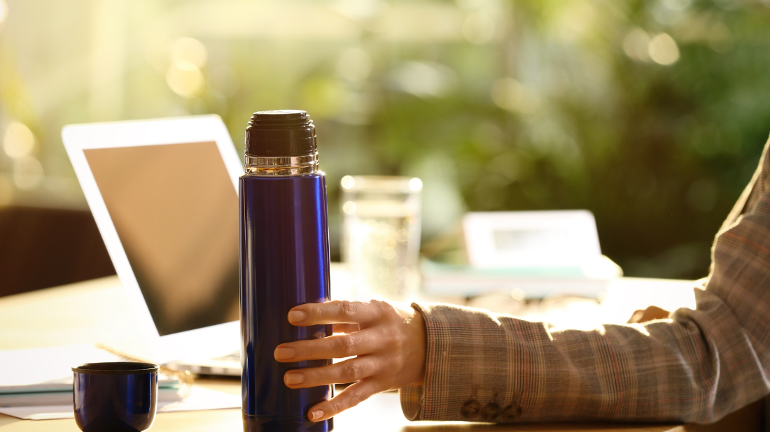 Termos na biurku Termos na biurku