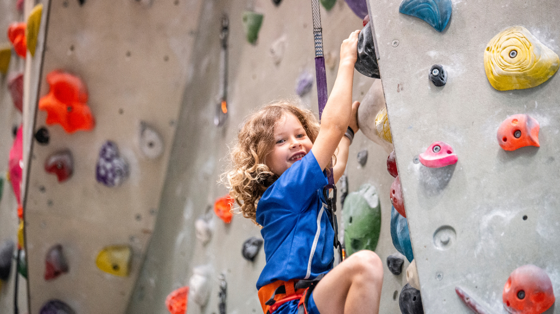 dziecko na ściance wspinaczkowej dziecko na ściance wspinaczkowej
