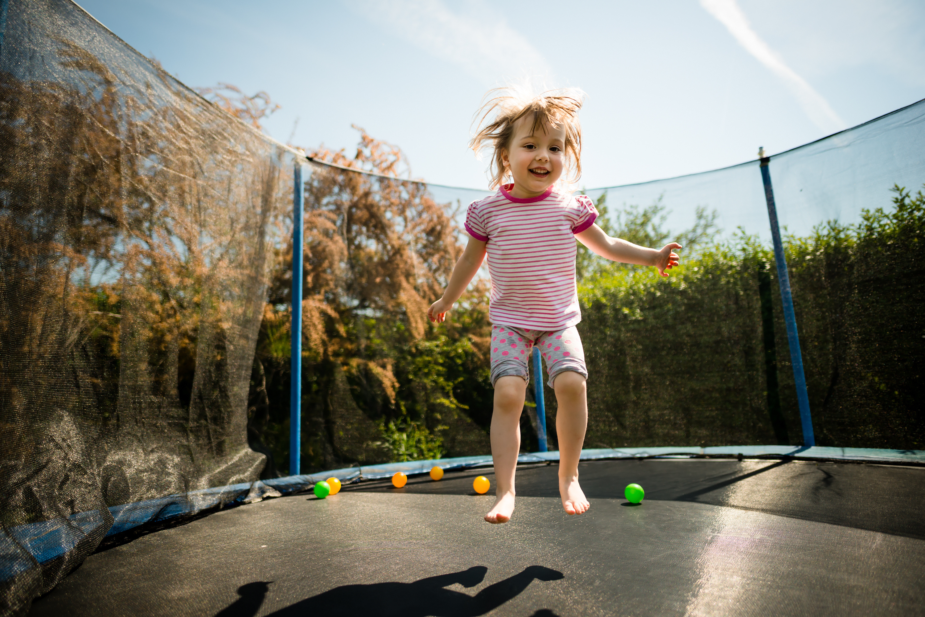 Trampolina ogrodowa dla dziecka - na co zwrócić uwagę przy zakupie?