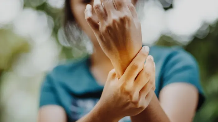 Ból dłoni i ból nadgarstka – co jest jego przyczyną i jak się go pozbyć?