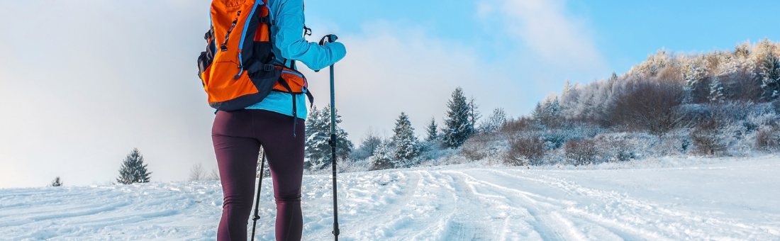 Nordic walking zimą – jak przygotować się do wędrówki w trudnych warunkach?
