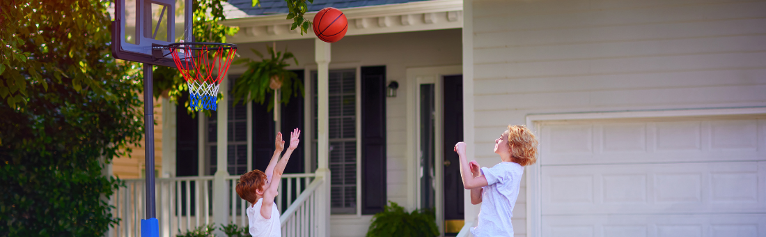 Kosz do koszykówki na podwórko – jaki wybrać? Najważniejsze kryteria.