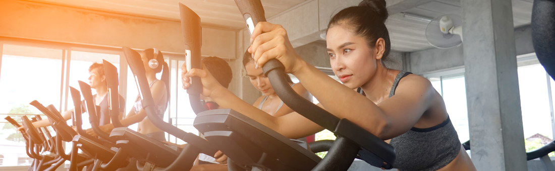 Pokochaj indoor cycling – 5 powodów, aby zacząć trening na rowerze stacjonarnym