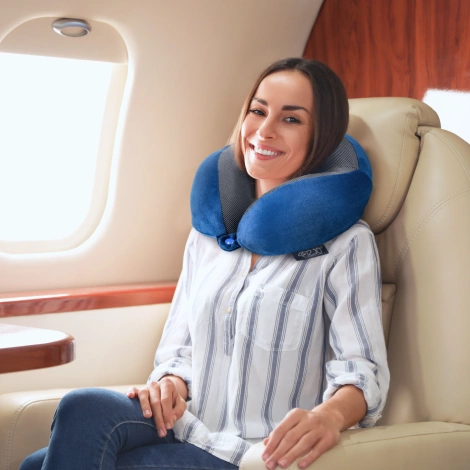 Poduszka podróżna rogal do spania granatowa