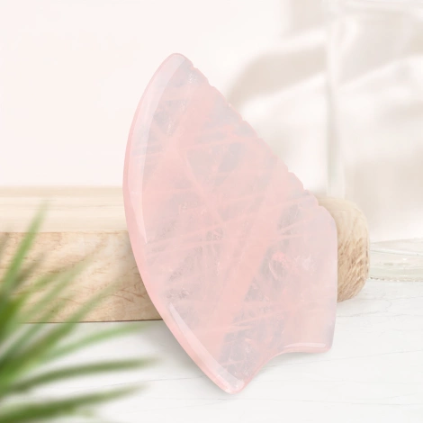 Karbowany kamień Gua Sha z naturalnego różowego kwarcu