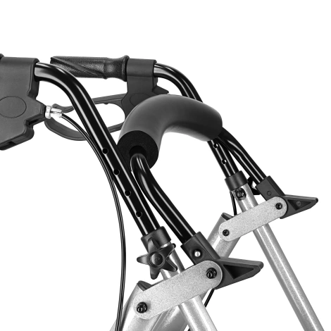 Chodzik czterokołowy z siedziskiem i torbą srebrny