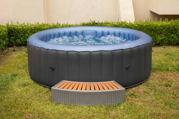 jacuzzi ogrodowe basen z hydromasażem