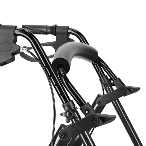 Chodzik czterokołowy z siedziskiem i torbą czarny